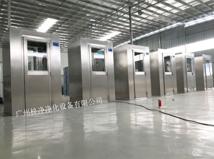 風(fēng)淋室又可起到氣閘的作用，阻止未凈化的空氣進(jìn)入潔凈區(qū)域。