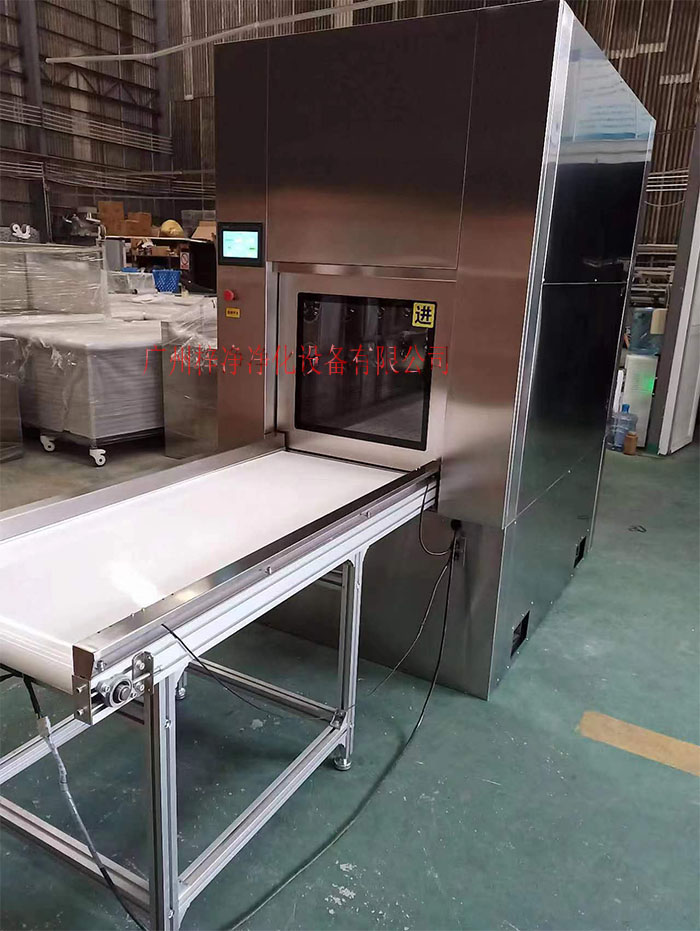 輸送帶傳遞窗還可吹淋被傳遞物品的表面，防止物品可能攜帶塵埃進入潔凈室。