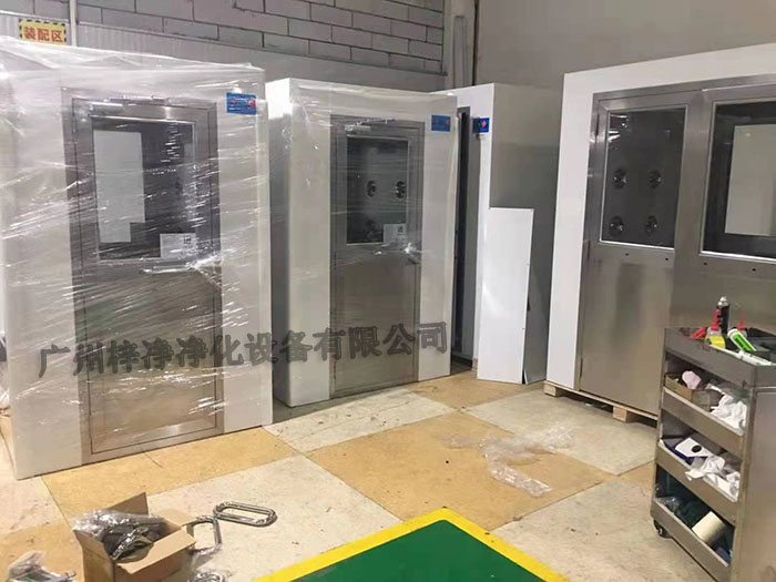 風淋室作為一種重要的凈化設備，廣泛應用于無塵室、電子、制藥等行業(yè)。
