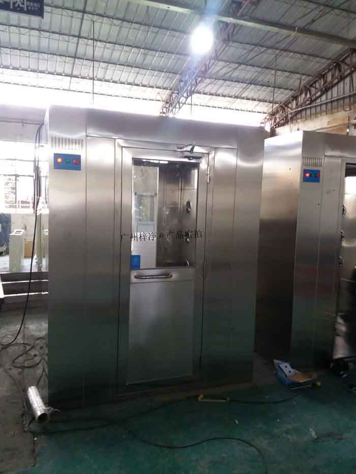 風(fēng)淋室應(yīng)配備高效過濾器，確保過濾效率達(dá)到行業(yè)要求。