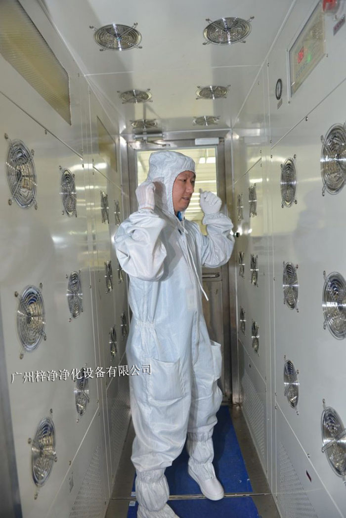 在風淋室內(nèi)站立，保持身體不動，讓高速氣流從正面吹拂全身。