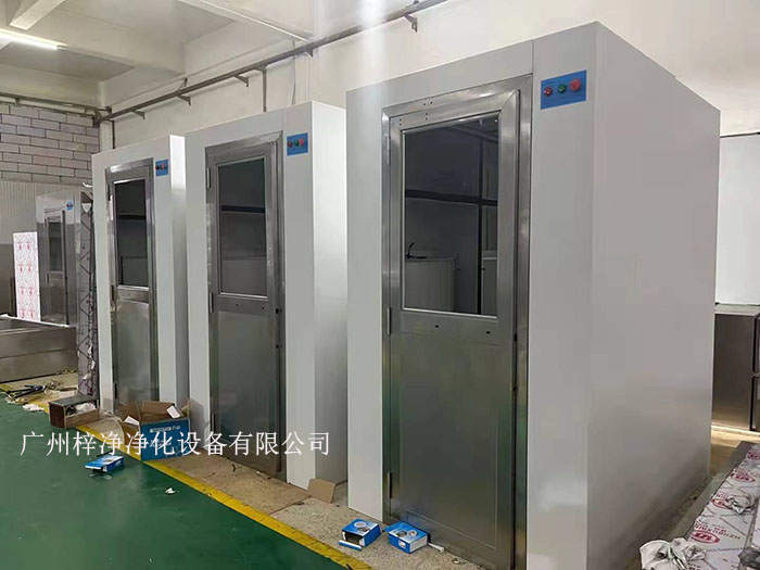風淋室是一種用于去除或減少人員進入潔凈區(qū)前身上的塵埃和微粒的設(shè)備。