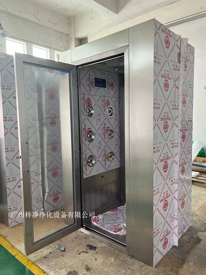 風(fēng)淋室的主要功能是通過高速氣流將塵埃和污物吹離工作人員的衣物和身體，從而確保進(jìn)入潔凈室的環(huán)境符合規(guī)定的潔凈度標(biāo)準(zhǔn)。