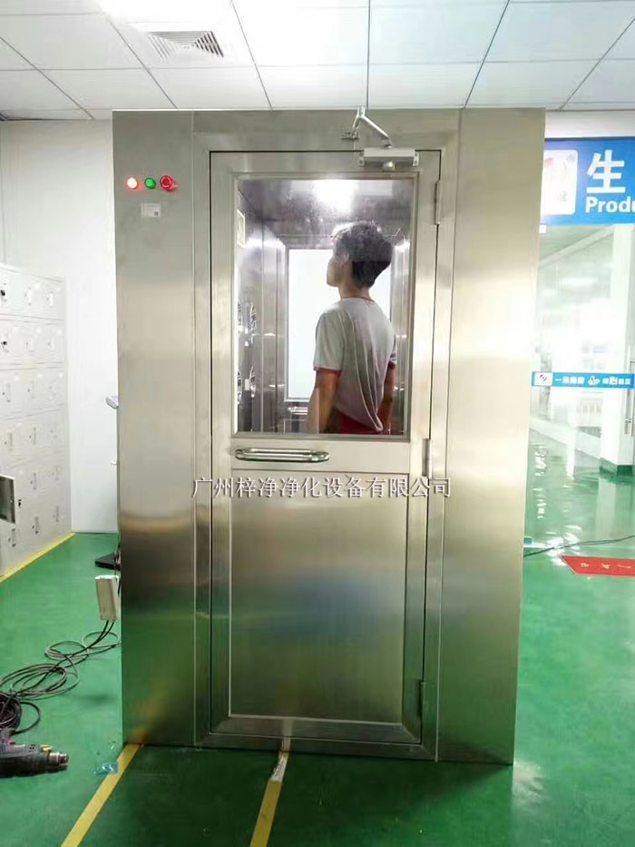 風(fēng)淋室主要是人員或物品的表面除塵，常用于潔凈室的入口處。