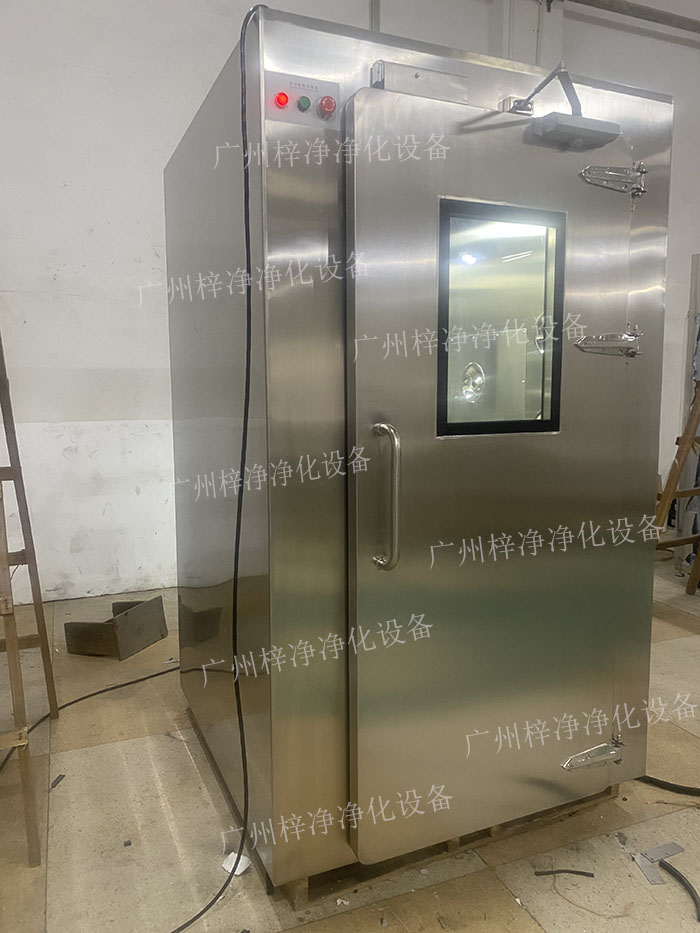 高端滿焊風淋室采用滿焊接工藝，無縫連接，防止塵埃進入，確保潔凈室的空氣質量。