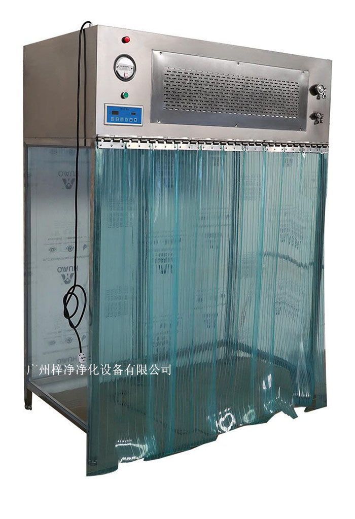 百級(jí)潔凈層流罩它主要由箱體、風(fēng)機(jī)、初效空氣過(guò)濾器、高效空氣過(guò)濾器、阻尼層、燈具等組成。
