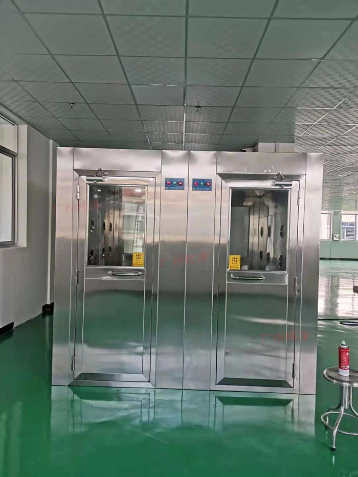 風(fēng)淋室主要功能是確保工作人員在進(jìn)入潔凈區(qū)前，通過吹淋去除身上的塵埃和微粒。