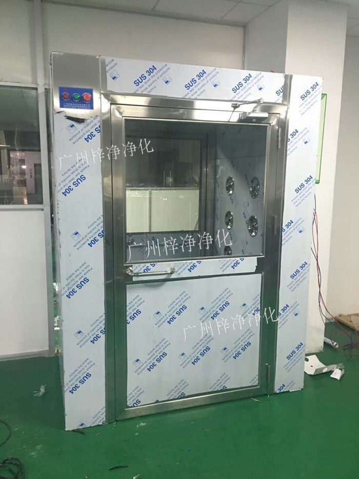 防爆風(fēng)淋室是指風(fēng)淋室的電機(jī)、指示燈、照明燈、接線管必須嚴(yán)格按照防爆標(biāo)準(zhǔn)