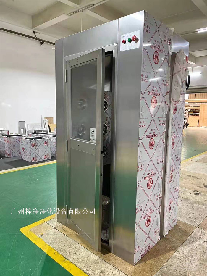 風(fēng)淋室是潔凈室中用于人員凈化的重要裝置。