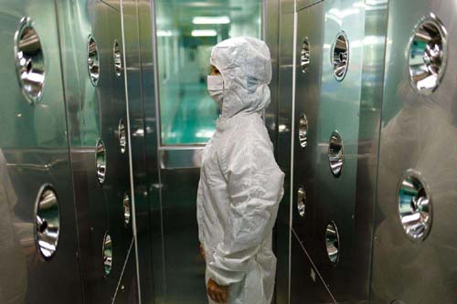 風淋室和貨淋室吹淋過程產生的灰塵通過三重機制實現定向處理。