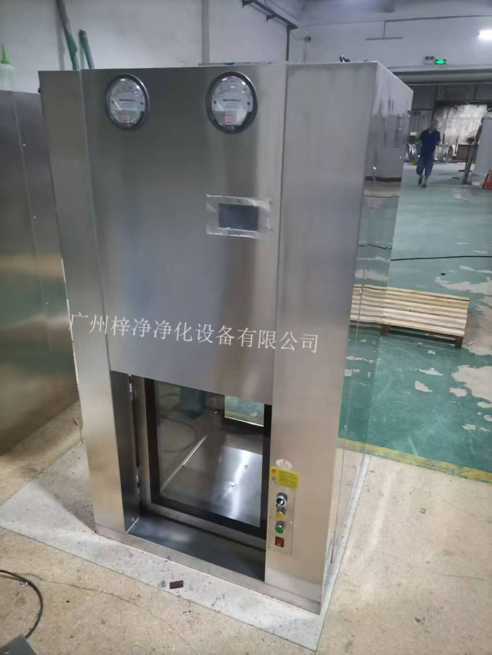 傳遞窗是一種用于潔凈室內(nèi)部或潔凈室與外界之間傳遞物品的設(shè)備，可以防止外部污染進入潔凈室。