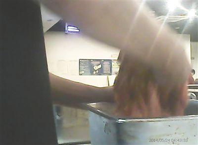在開餐前，烤肉店一名員工正徒手攪拌肉片。
