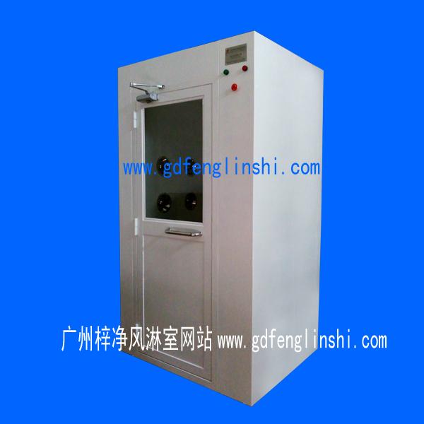 鋼板烤漆風(fēng)淋室是指風(fēng)淋室箱體及門采用A3冷軋鋼板多層酸洗不易生銹。