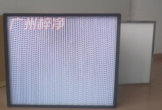 HS有隔板高效過濾器可廣泛用于光學(xué)電子、LCD液晶制造，生物醫(yī)藥、精密儀器、飲料食品，PCB印刷等行業(yè)無塵凈化車間的空調(diào)末端送風(fēng)處。